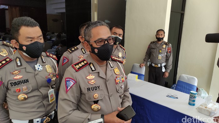 Dirlantas Polda Jateng Kombes Pol Rudy Syafirudin menjelaskan soal polisi lalu lintas yang dilengkapi helm berkamera untuk memantau pelanggar lalu lintas.