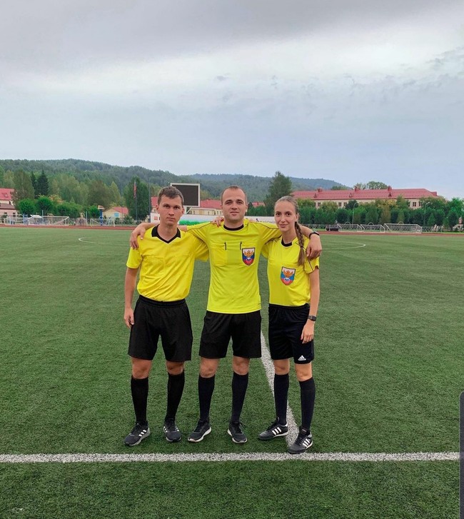 Sementara begini penampilan Ekaterina saat berada di lapangan bola. Gayanya sporty, tanpa makeup dan rambutnya yang dikepang. Kontras dengan penampilan kesehariannya. Foto: Dok. Instagram