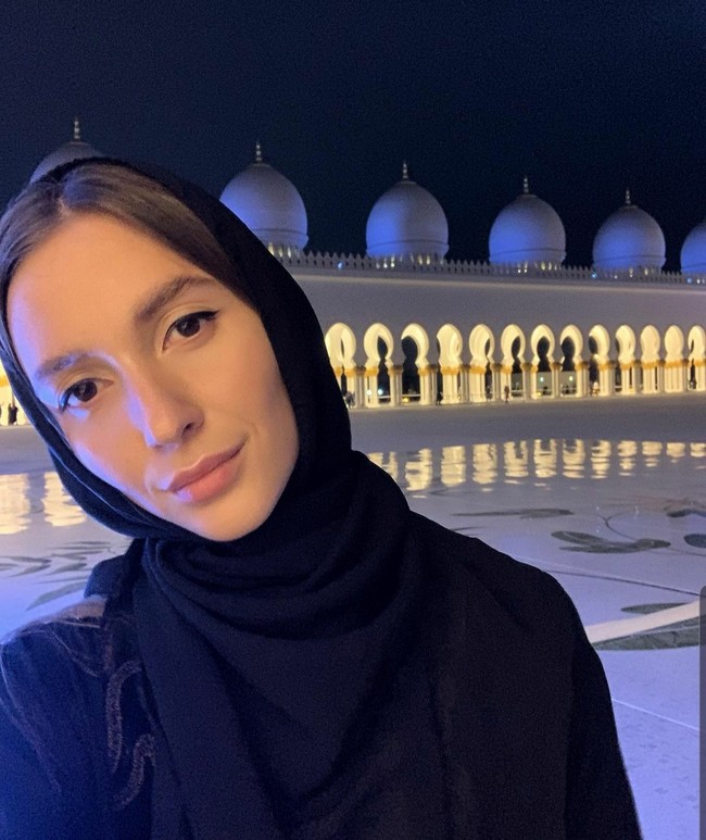 Di sejumlah fotonya, Ekatarina pun sering berfoto di depan masjid dan menggunakan kerudung. Foto: Dok. Instagram