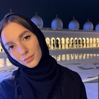 Di sejumlah fotonya, Ekatarina pun sering berfoto di depan masjid dan menggunakan kerudung. Foto: Dok. Instagram