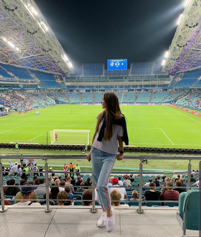 Di lapangan bola, Ekaterina boleh saja tampil seksi, namun di kehidupan kesehariannya ia wanita yang feminin nan seksi. Foto: Dok. Instagram