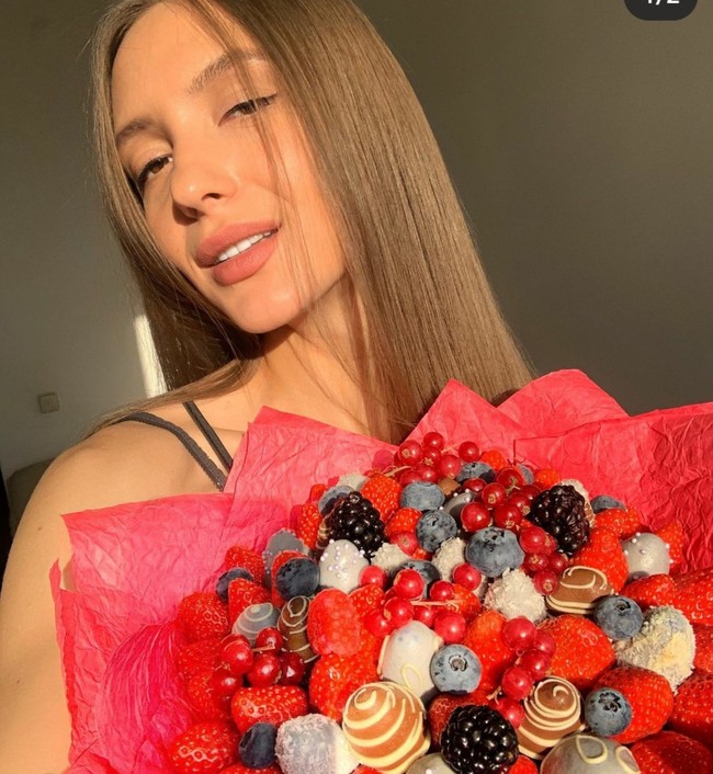 Ekaterina pun punya rambut panjang yang indah yang lebib sering ia urai. Foto: Dok. Instagram