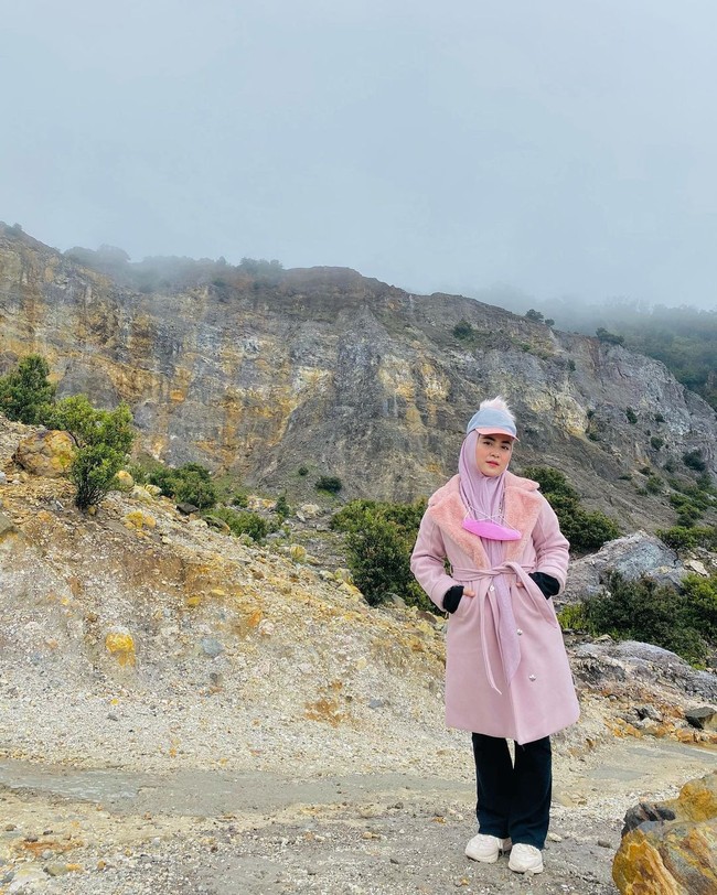 Dalam hal berbusana, April Jasmine juga tak takut menabrakkan warna. Baru-baru ini, April Jasmine kena nyinyir netizen karena unggahan dia menari di TikTok dinilai tak pantas. Terkait hal tersebut, Ustaz Solmed pun sudah angkat bicara untuk membela sang istri. (Foto: Instagram)