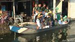 Gegara Banjir, Pelajar di Lamongan Naik Perahu ke Sekolah