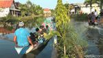 Gegara Banjir, Pelajar di Lamongan Naik Perahu ke Sekolah
