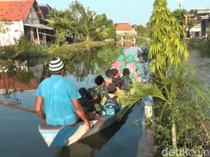 Banjir Bikin Pelajar di Lamongan Terpaksa Naik Perahu ke Sekolah
