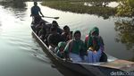 Gegara Banjir, Pelajar di Lamongan Naik Perahu ke Sekolah