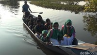 Salah seorang guru di MI Thoriqotus Salam, Muhammad Imron mengaku baru pertama kali ini para siswa di sekolahnya menggunakan perahu sebagai alat transportasi untuk berangkat ke sekolah. Mereka, kata Imron, biasanya menggunakan sepeda onthel dari rumah untuk berangkat ke sekolah namun saat ini jalan menuju sekolah rusak dan kebanjiran.  