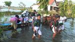 Gegara Banjir, Pelajar di Lamongan Naik Perahu ke Sekolah