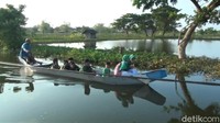 Banjir yang merendam kawasan Lamongan membuat sejumlah jalan sulit diakses akibat terendam. Akibatnya siswa sekolah di sana menggunakan perahu untuk berangkat ke sekolah, Rabu (3/3/2021).
