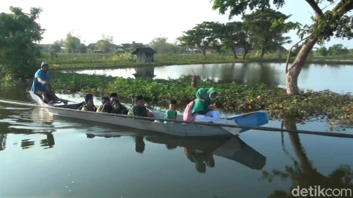 Gegara Banjir, Pelajar di Lamongan Naik Perahu ke Sekolah Banjir yang merendam kawasan Lamongan, Jawa Timur, membuat sejumlah jalan sulit diakses. Akibatnya, para pelajar menggunakan perahu saat berangkat ke sekolah.