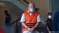 Hengky Thiono berjalan menuju mobil tahanan seusai menjalani pemeriksaan di gedung KPK.