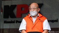 Hengky Thiono keluar gedung KPK dengan tangan diborgol. 