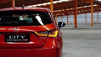 Honda City Hatchback RS tersedia dalam 6 pilihan warna, di antaranya Phoenix Orange Pearl, Rallye Red, Crystal Black Pearl, Lunar Silver Metallic, Platinum White Pearl, dan varian warna terbaru adalah Meteoroid Gray Metallic. Tersedia pula aksesoris Modulo seperti Door Visor, Front Under Spoiler, Side Under Spoiler, dan Rear Under Spoiler. Foto: Dok. HPM