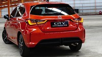 Selain itu, disematkan warna hitam glossy pada Front Upper Grille, Side Door Mirror, Shark Fin Antenna, dan 16 Sporty Alloy Wheels. Foto: Dok. HPM