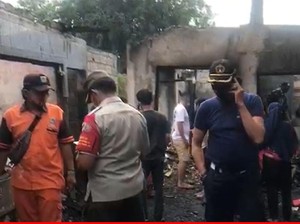 Bantuan Pakaian-Makanan Disalurkan ke Pengungsi Kebakaran Cakung