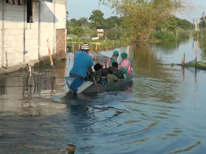 Jika biasanya pelajar memanfaatkan sepeda untuk berangkat sekolah, lain yang dilakukan oleh pelajar Lamongan ini. Banjir membuat pelajar Lamongan ini memanfaatkan perahu untuk berangkat sekolah.