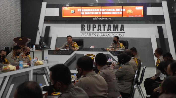 Kapolda Jatim Lakukan kunjungan kerja di mapolres Bojonegoro dalam rangka pembinaan para anggota polri.