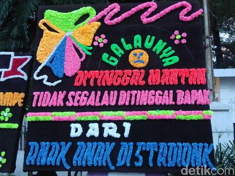 Karangan bunga 'patah hati' di Rujab Gubernur Sulsel.