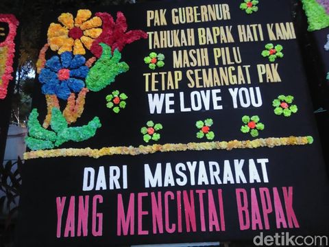 Karangan bunga 'patah hati' di Rujab Gubernur Sulsel.