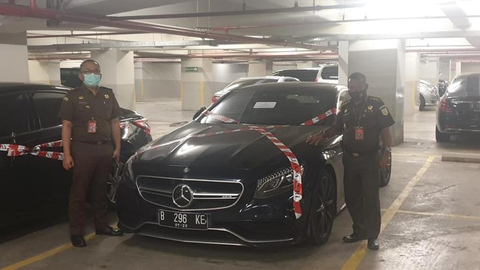 Salah satu mobil mewah milik Jimmy Sutopo yang disita Kejagung.