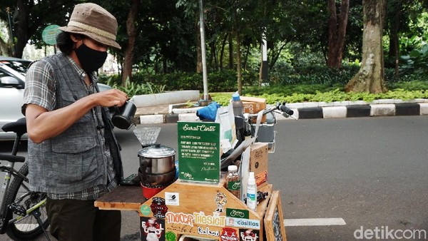 Setiap pagi, sepeda dengan kotak penyimpanan kecil di belakang itu terparkir di Lapangan GOR Saparua, Kota Bandung. Setiap pagi, sepeda dengan kotak penyimpanan kecil di belakang itu terparkir di Lapangan GOR Saparua, Kota Bandung.