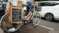 Jenis kopi dan non-kopi yang disajikan pun terbilang sama dengan kafe-kafe pada umumnya. Ada Japanese, V20, Greentea, Thai tea, Coklat dan masih banyak lagi.