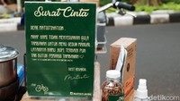 Dalam melakukan penjualan, Angga tidak menyediakan gula tambahan untuk kopi seduh manual.