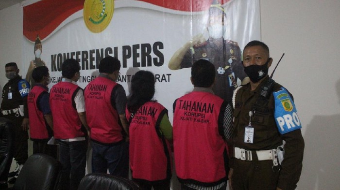 Kejati Kalbar tahan 5 tersangka kasus dugaan korupsi penanaman kelapa sawit di PTPN XIII (dok Kejati Kalbar)
