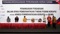 Direktur Human Capital, Legal, and Compliance PT Bank Tabungan Negara (Persero) Tbk. Yossi Istanto bersama Menteri Badan Usaha Milik Negara (BUMN) Erick Thohir menyaksikan tangan tanda penolakan korupsi di BUMN usai Penandatanganan Perjanjian Kerja Sama (PKS) terkait Integrasi Penanganan Pengaduan Tindak Pidana Korupsi melalui Whistle Blowing System (WBS) yang diinisiasi oleh Kementerian BUMN di Jakarta, Selasa (2/3). Foto: dok. KPK