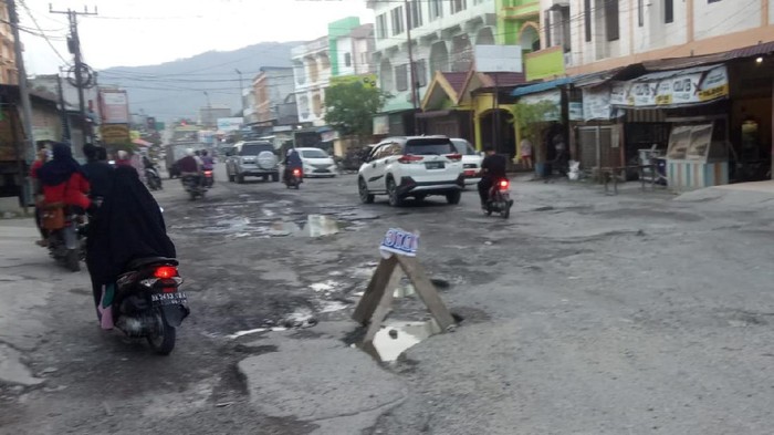 Kerusakan di Jl Sirandorung, Rantauprapat, Labuhanbatu (Ahmad FIM-detikcom)