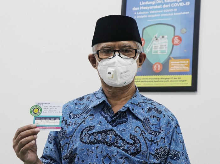 Ketua Umum Pimpinan Pusat Muhammadiyah Haedar Nashir disuntik vaksin Corona di RS PKU Yogyakarta, Rabu (3/3/2021).