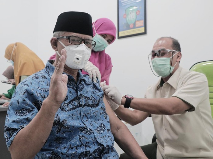 Ketua Umum Pimpinan Pusat Muhammadiyah Haedar Nashir disuntik vaksin Corona di RS PKU Yogyakarta, Rabu (3/3/2021).