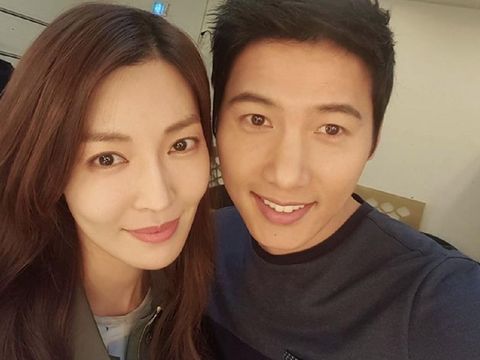 Kim So Yeon tengah hangat diperbicangkan karena peran antagonisnya di drama Korea The Penthouse Season 2. Ia menjelma menjadi Cheon Seo Jin.