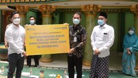 Bank BTN memberikan bantuan senilai Rp200 juta dalam bentuk pompa air, tempat sampah dan paket sembako yang berisi kebutuhan bahan pokok makanan sehari-hari yang diharapkan dapat meringankan beban masyarakat terdampak di daerah tersebut. Foto: dok. Bank BTN
