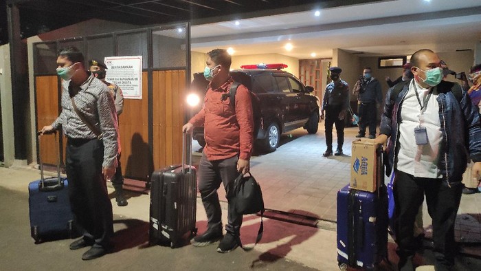 KPK membawa 3 koper usai menggeledah rumah Andreau Pribadi Misanta, di Cilandak, Jaksel, Rabu (3/3/2021).