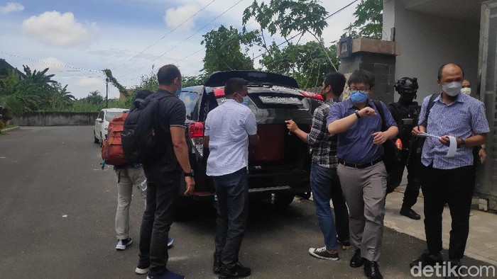 KPK amankan barang bukti diduga terkait OTT Gubernur Sulsel nonaktif Nurdin Abdullah dari kediaman pengusaha Agung Sucipto (Taufiq/detikcom).