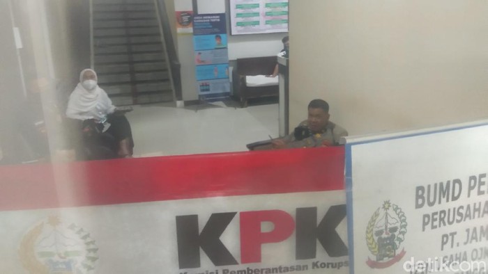 KPK geledah Biro Pengadaan Barang/Jasa di Kantor Gubernur Sulsel (Hermawan/detikcom).