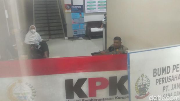 KPK geledah Biro Pengadaan Barang/Jasa di Kantor Gubernur Sulsel (Hermawan/detikcom).