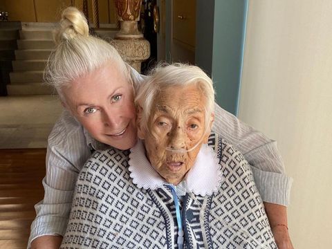 Laura Zapata, kakak Thalia dan neneknya