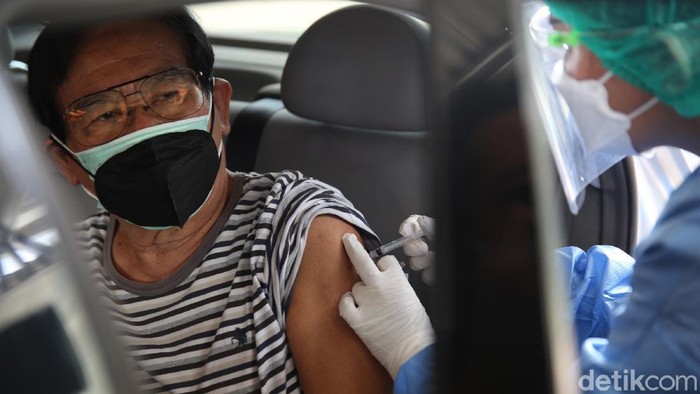 Layanan vaksinasi COVID-19 kini menyasar para lansia. Aktivitas tersebut dilakukan di PPK Kemayoran, Jakarta.