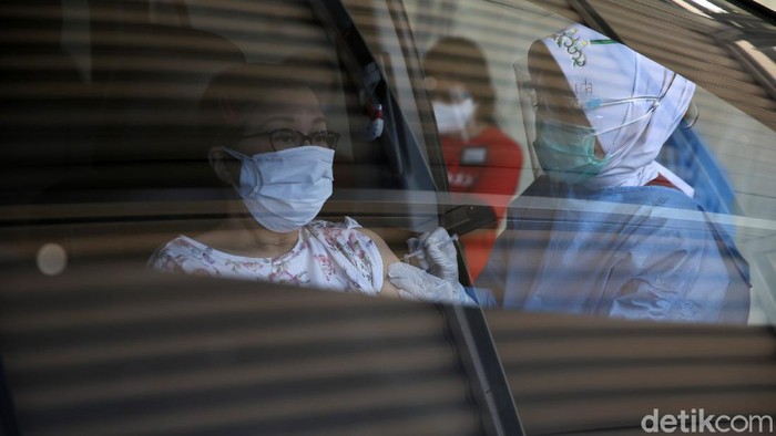 Layanan vaksinasi COVID-19 kini menyasar para lansia. Aktivitas tersebut dilakukan di PPK Kemayoran, Jakarta.