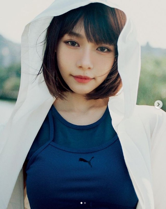 Saat melakukan yoga, penyanyi 30 tahun itu mengenakan celana yoga yang ketat. Karena begitu ketatnya celana tersebut, area pribadinya pun terlihat saat dia melakukan gerakan yoga Surya Namaskara. Menyadari hal tersebut, Min Chen kini sudah menghapus video tersebut dari akun media sosialnya. Foto: Instagram @ minchen333