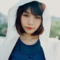 Saat melakukan yoga, penyanyi 30 tahun itu mengenakan celana yoga yang ketat. Karena begitu ketatnya celana tersebut, area pribadinya pun terlihat saat dia melakukan gerakan yoga Surya Namaskara. Menyadari hal tersebut, Min Chen kini sudah menghapus video tersebut dari akun media sosialnya. Foto: Instagram @ minchen333