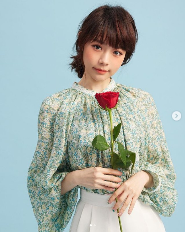 Kecantikan Lin Min Chen sering dipuji netizen. Seperti baru-baru ini saat dia memperlihatkan foto kartu asuransi kesehatannya. Dalam kartu tersebut ada foto sang artis di mana dia terlihat sangat cantik. Netizen memuji kecantikan Min Chen di foto tersebut yang berbeda dari kebanyakan foto identitas orang pada umumnya. Foto: Instagram @ minchen333