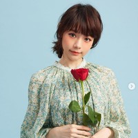 Kecantikan Lin Min Chen sering dipuji netizen. Seperti baru-baru ini saat dia memperlihatkan foto kartu asuransi kesehatannya. Dalam kartu tersebut ada foto sang artis di mana dia terlihat sangat cantik. Netizen memuji kecantikan Min Chen di foto tersebut yang berbeda dari kebanyakan foto identitas orang pada umumnya. Foto: Instagram @ minchen333