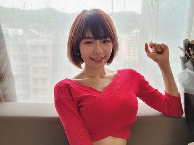 7 Foto Penyanyi Malaysia yang Viral karena Ekspos Tubuh Seksi Saat Yoga