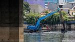 Maksimalkan Daya Tampung Air, Lumpur di Waduk Grogol Dikeruk