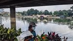 Maksimalkan Daya Tampung Air, Lumpur di Waduk Grogol Dikeruk