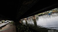 Lumpur di Waduk Grogol dikeruk petugas, Jakarta, Rabu (3/3/2021).